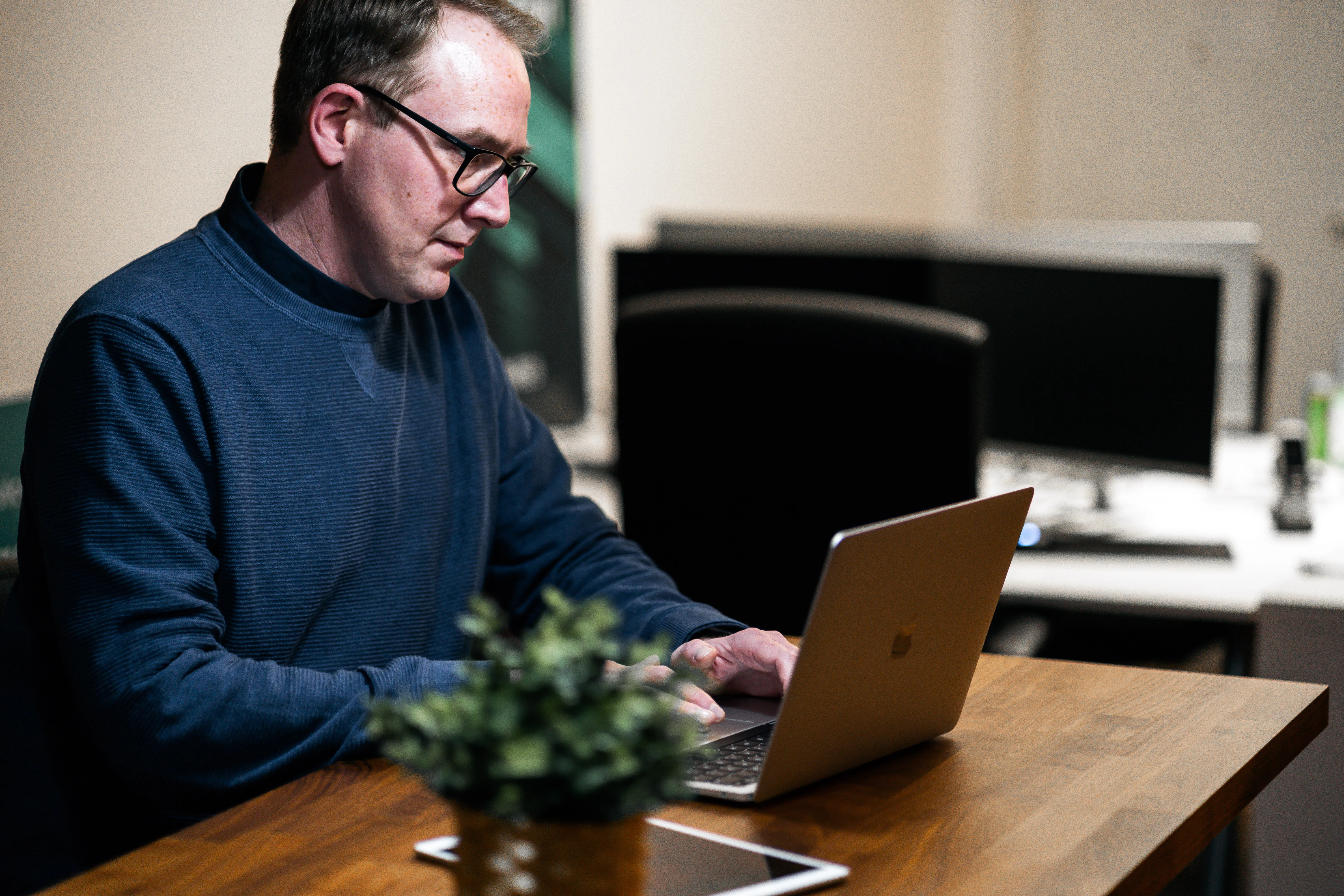 Konzentriert am MacBook im Büro