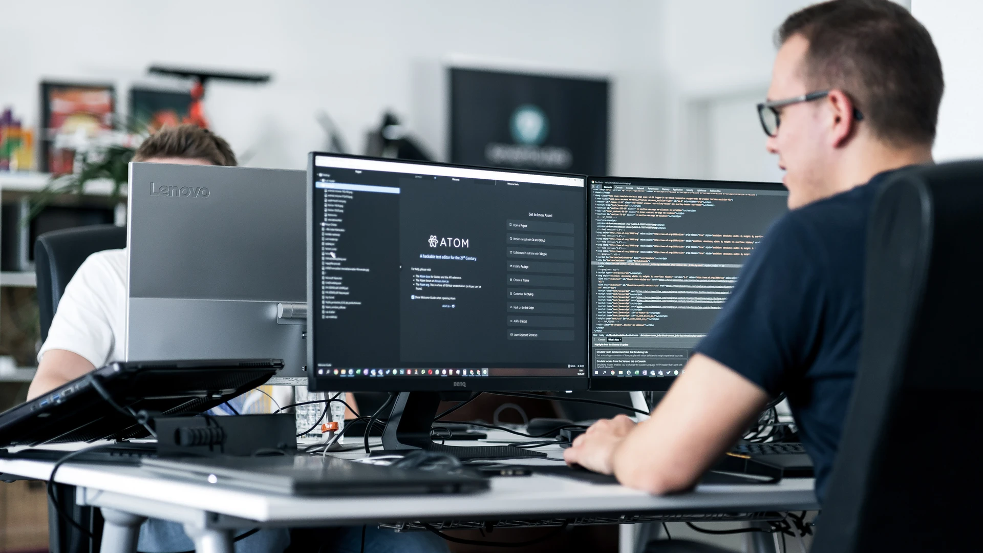 Entwickler bei der Arbeit im Seven Bytes Media Büro in Winnenden