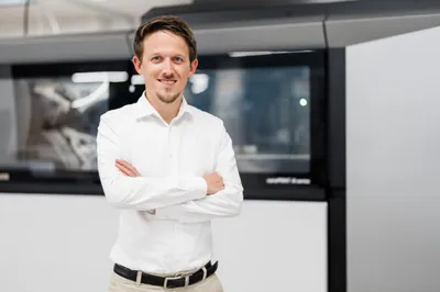 Professionelles Business-Porträt eines Unternehmers vor Produktionsmaschinen, fotografiert von Seven Bytes Media