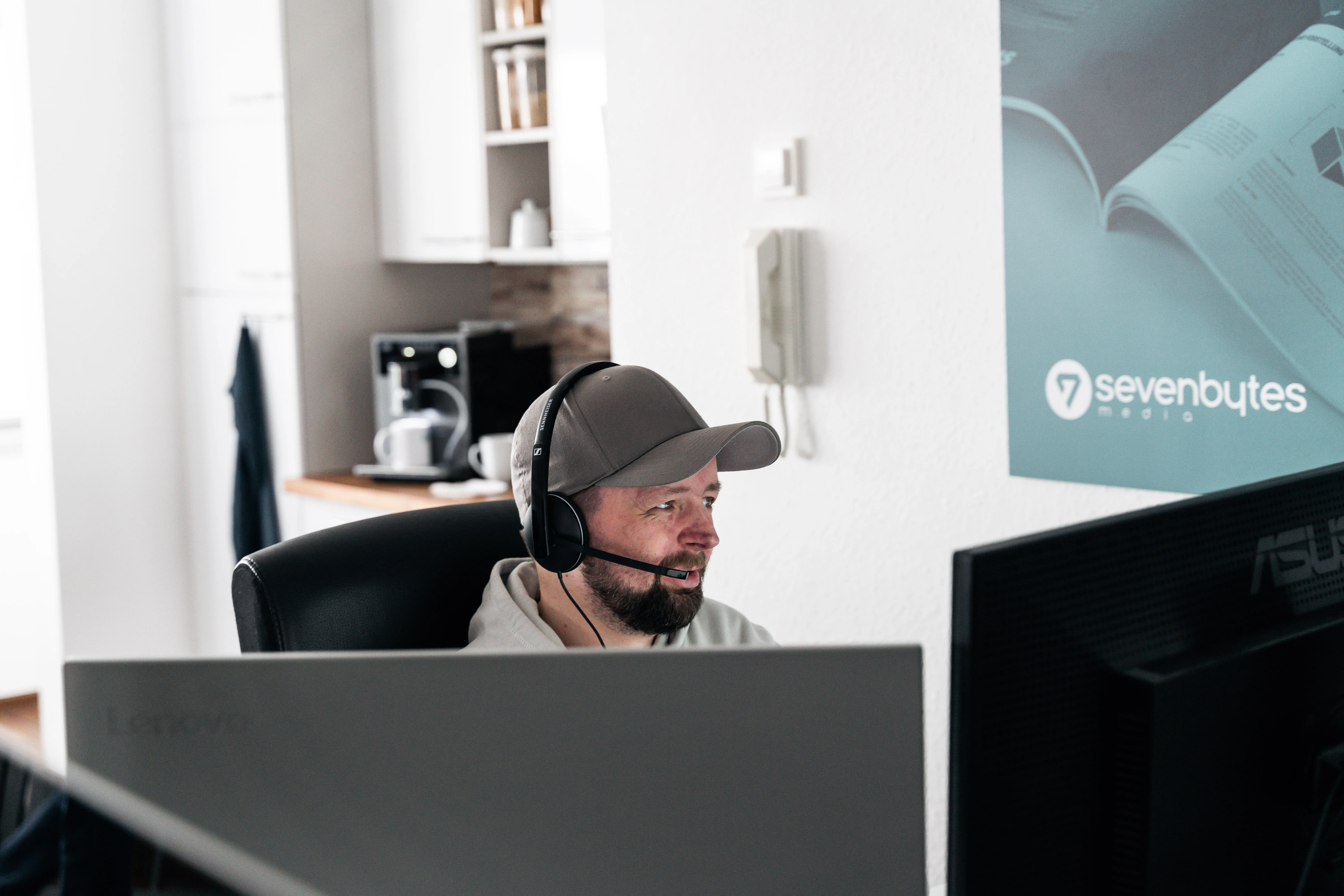 Entwickler mit Headset am Bildschirm