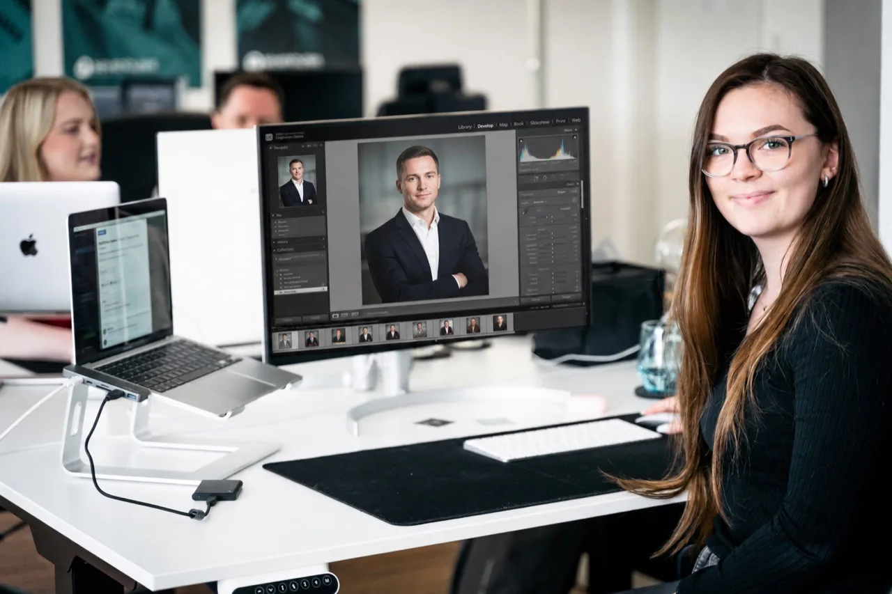 Nachbearbeitung in Lightroom: Bildbearbeiterin optimiert ein Business-Porträt am Bildschirm