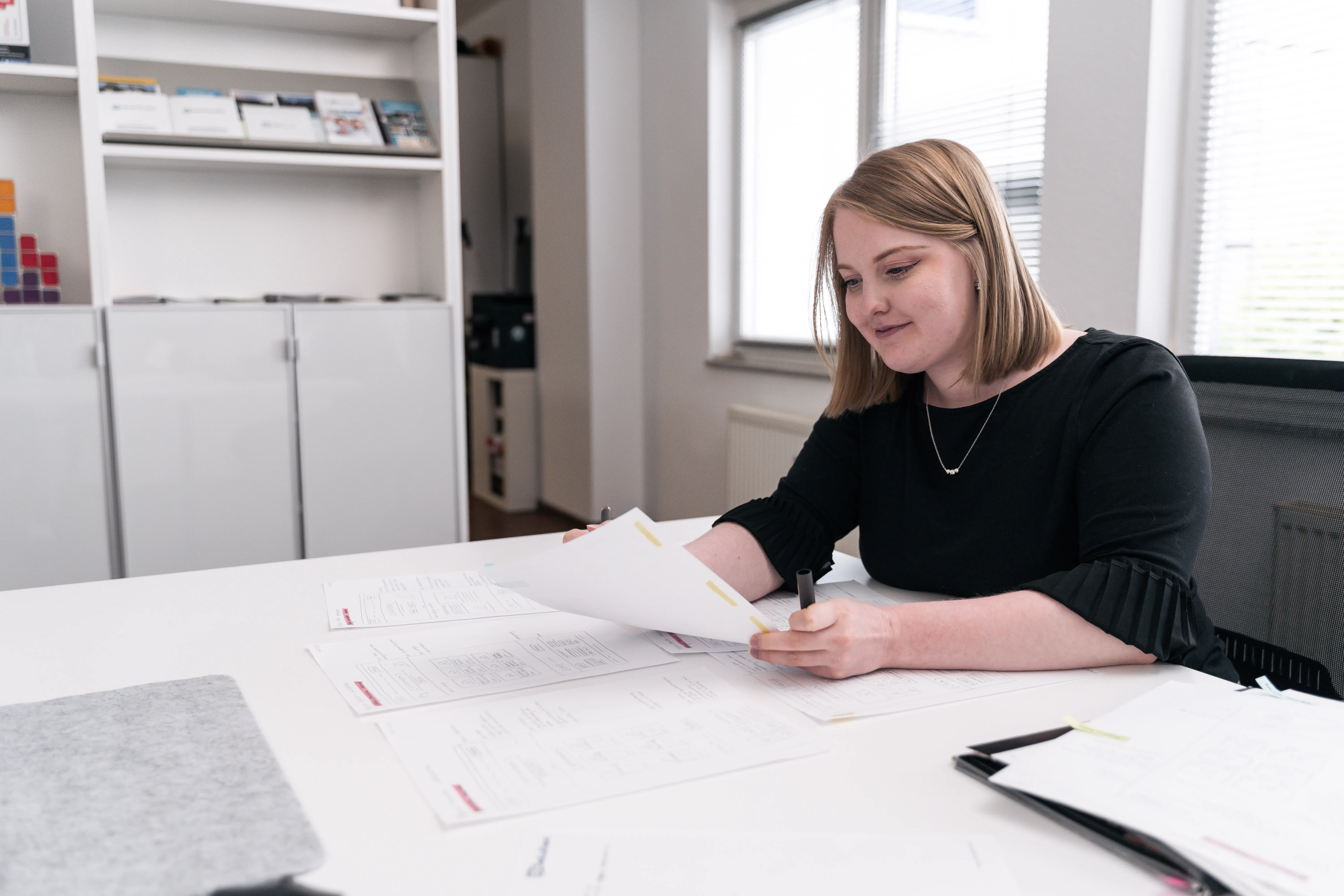Kollegin bei der Projektplanung