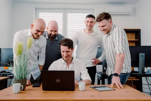 Team bespricht ein Projekt gemeinsam am Laptop