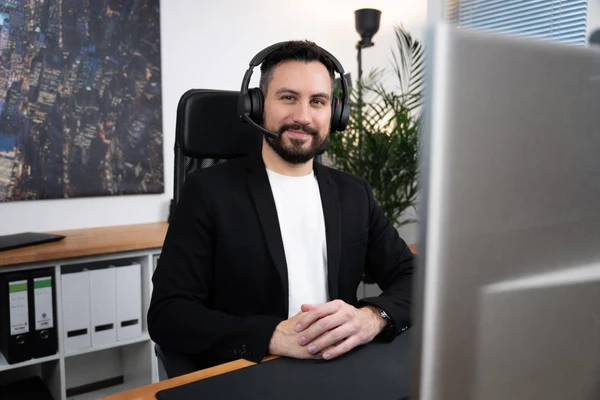 Nicolai Maihöfer im Videocall mit Headset