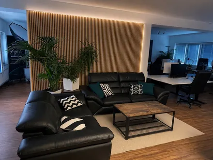 Lounge mit Sofaecke im Büro von Seven Bytes Media