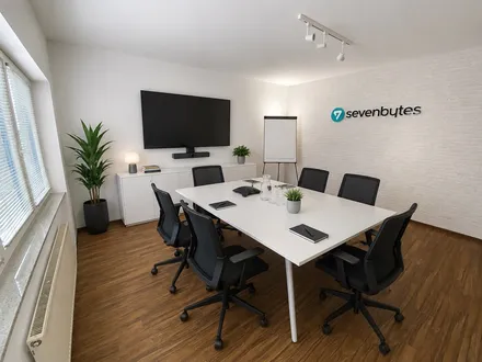 Meetingraum von Seven Bytes Media mit Logo an der Wand