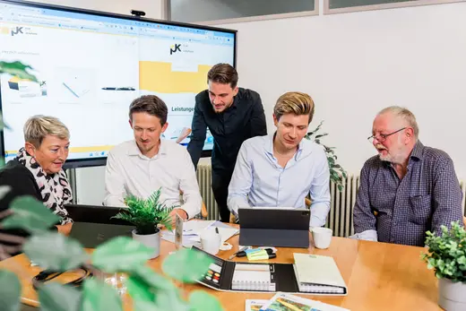 Team-Meeting im Besprechungsraum