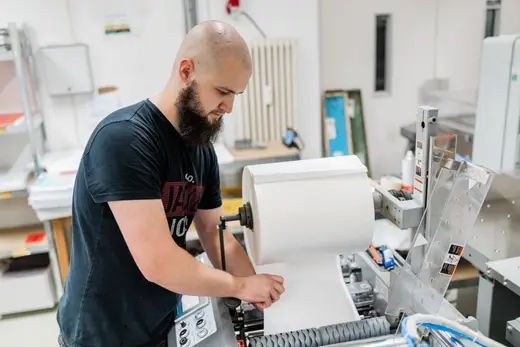 Mitarbeiter an der Druckmaschine