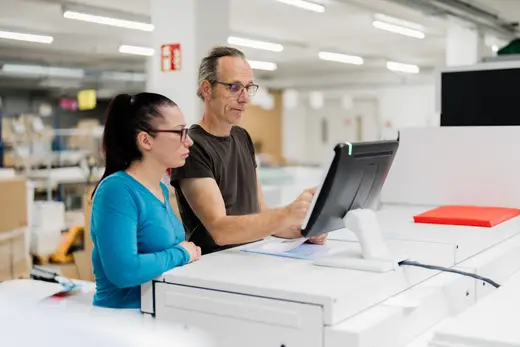 Zusammenarbeit am Bildschirm in der Druckproduktion