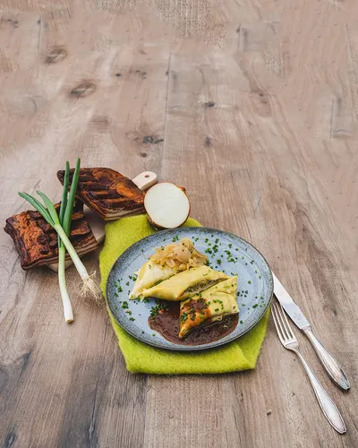 Food- und Produktfotografie: angerichteter Teller schwäbische Gourmet-Maultaschen
