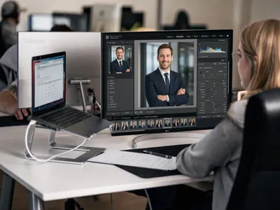 Bildbearbeitung und Retusche: Bearbeiterin optimiert ein Business-Porträt in Lightroom am Monitor