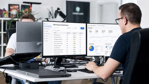 Seven Bytes Mitarbeiter analysieren SEO-Rankings am Arbeitsplatz in Winnenden
