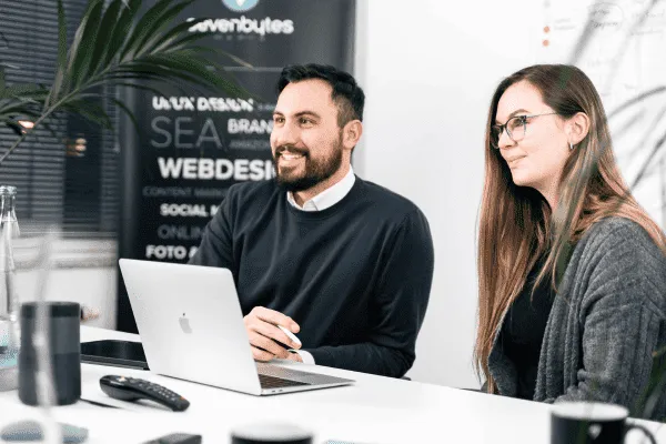 Seven Bytes Team bei der Strategieentwicklung am Whiteboard