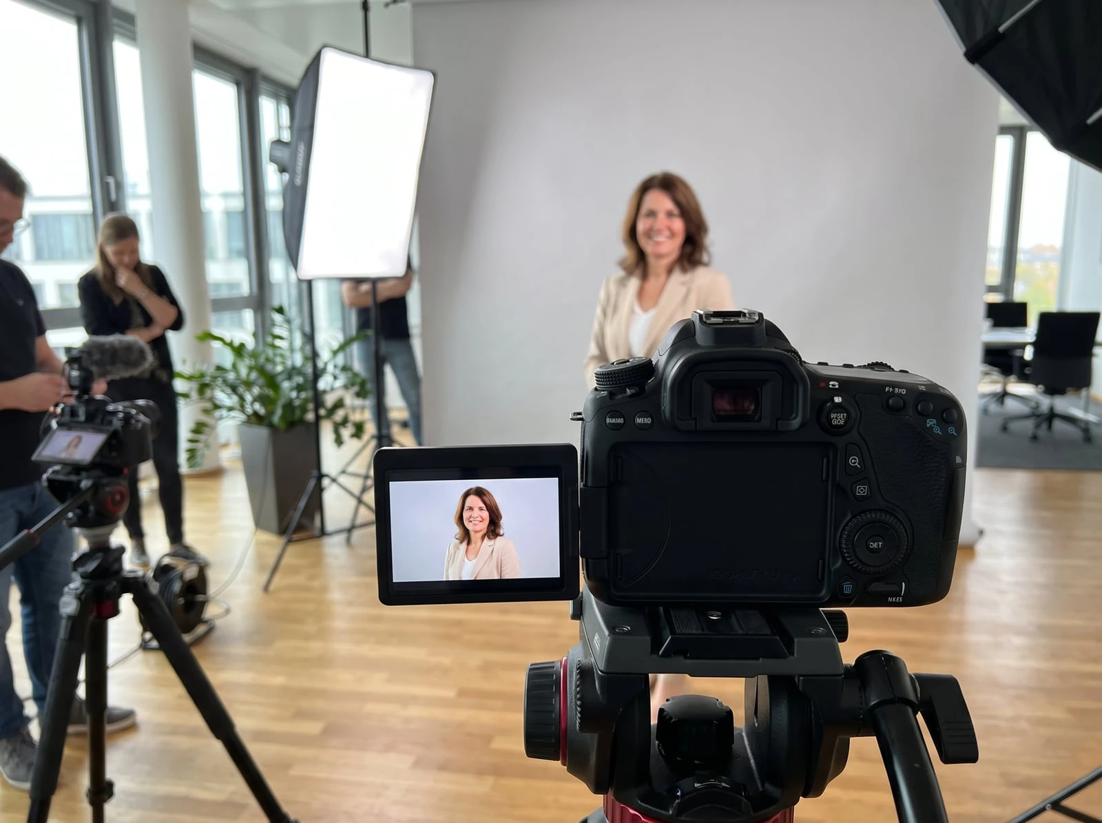 Foto-Shooting für Karriereportal: DSLR-Kamera, Mitarbeiterin und Karriere-CI-Farbpalette