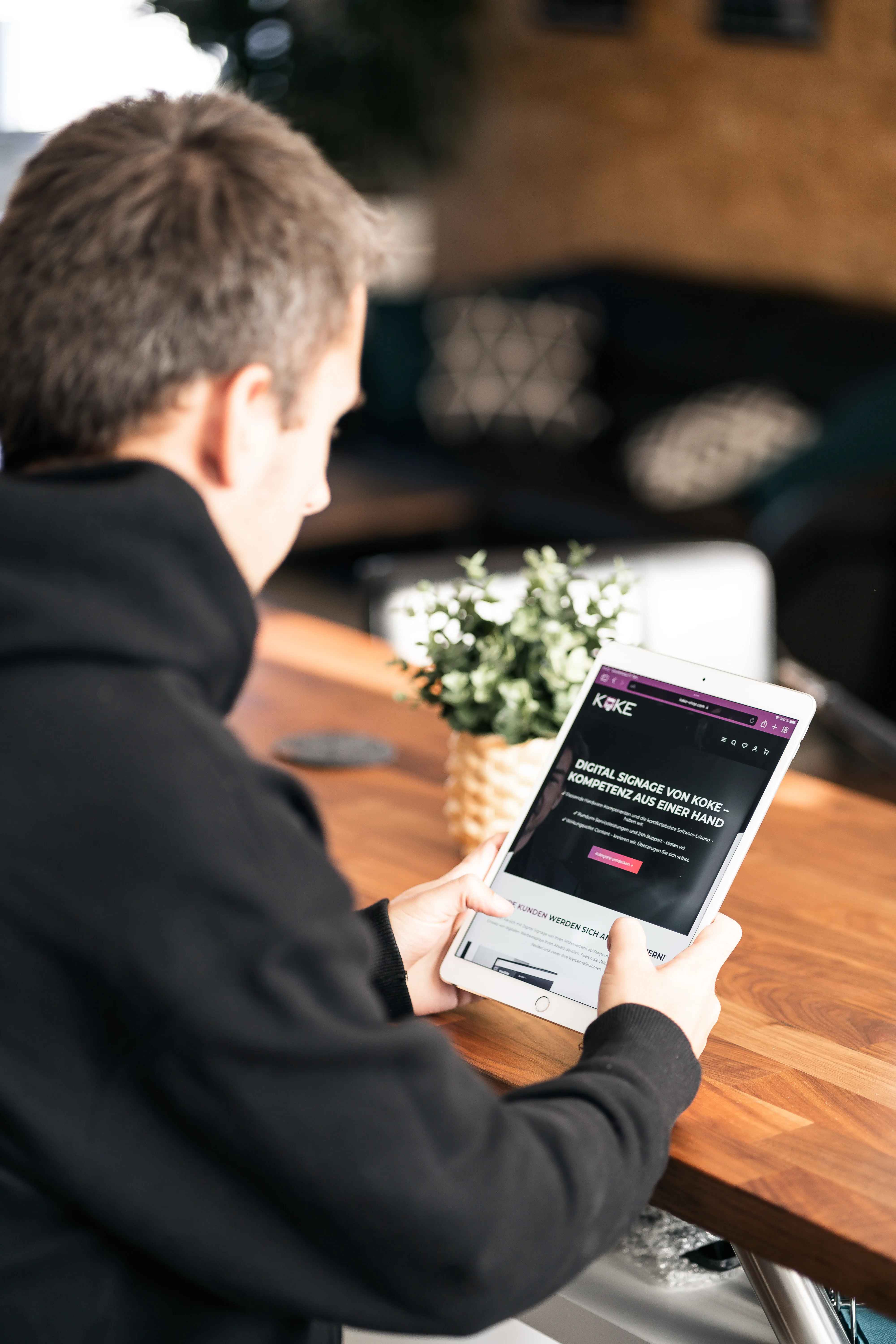 Website-Review auf dem Tablet