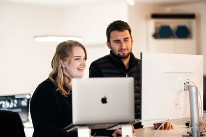 Zusammenarbeit am iMac in der Agentur in Winnenden
